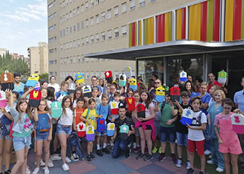 Niños con las carcasas oncológicas en la puerta del Hospital de Jaén