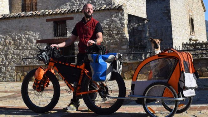 El jienense realizará su reto deportivo y benéfico en bicicleta y acompañado por su perra 'Kenya'