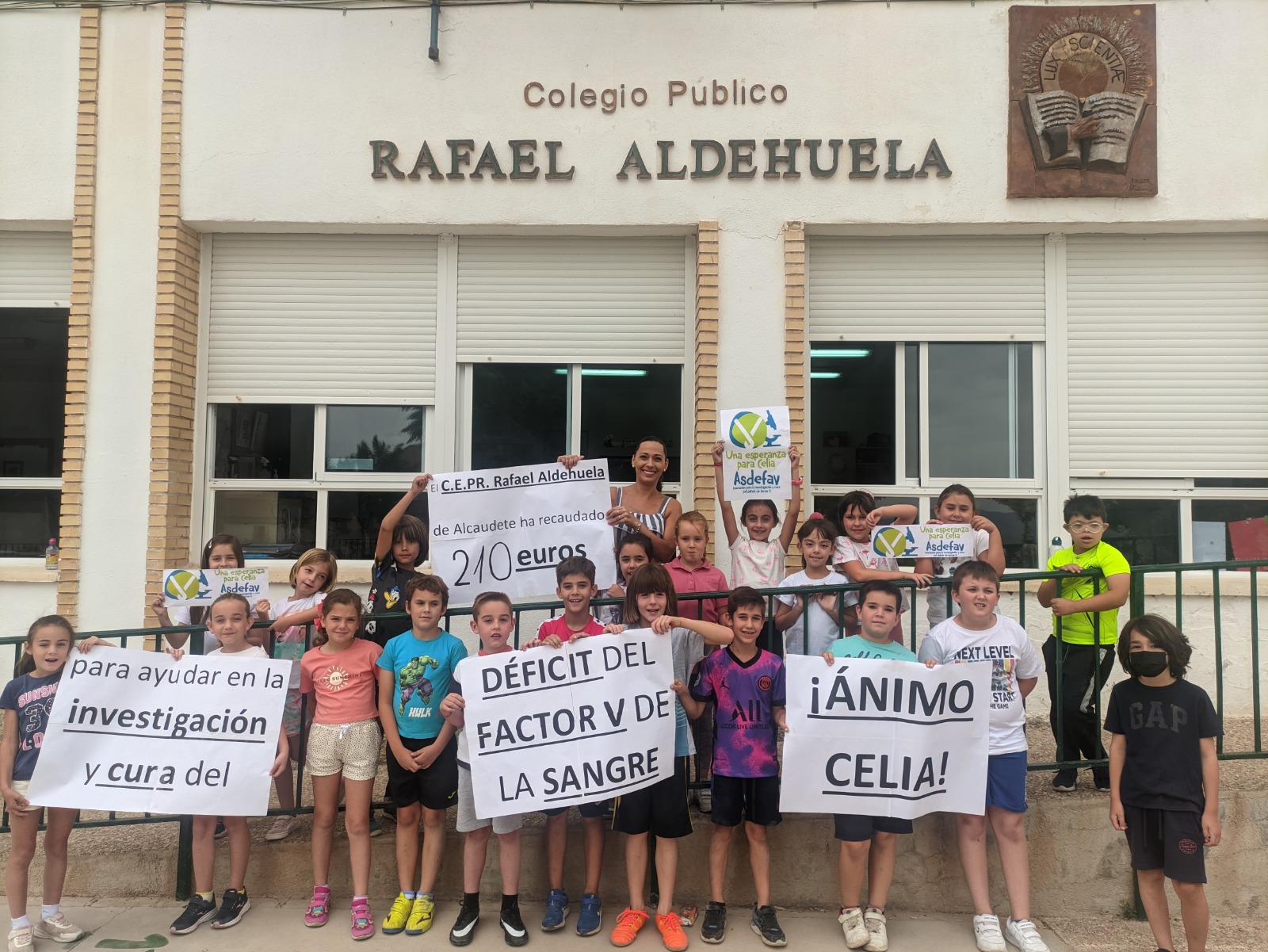 Alumnos del CEPR Rafael Aldehuela en la puerta del centro