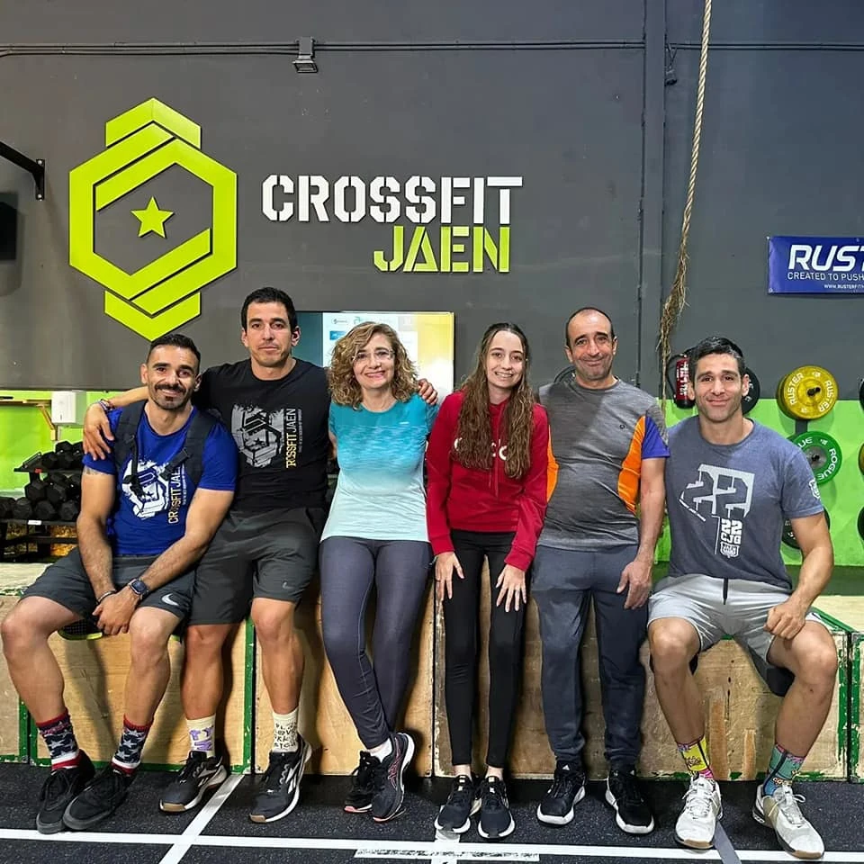Equipo de CrossFit Jaén junto a Celia y sus padres en el evento de Crossfit Team Challenge 2023