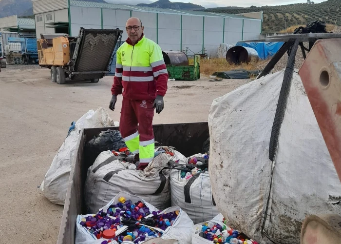 Nos llega un camión de tapones solidarios de Arjona